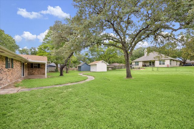 208 Briarwood Drive, Bellville, TX 77418