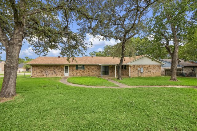 208 Briarwood Drive, Bellville, TX 77418