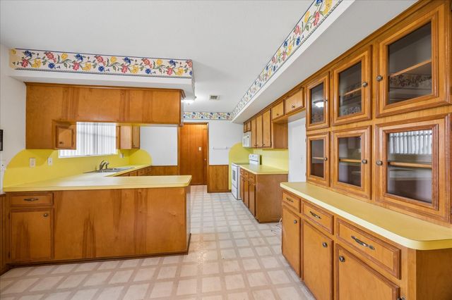 208 Briarwood Drive, Bellville, TX 77418