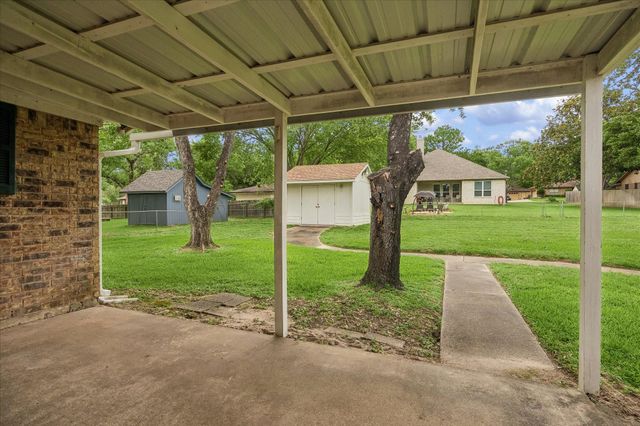 208 Briarwood Drive, Bellville, TX 77418