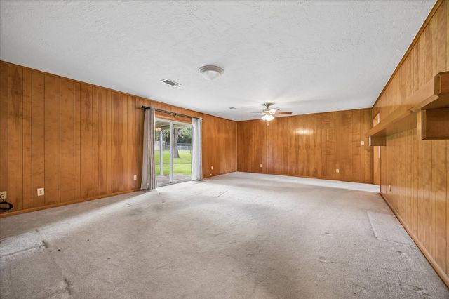 208 Briarwood Drive, Bellville, TX 77418