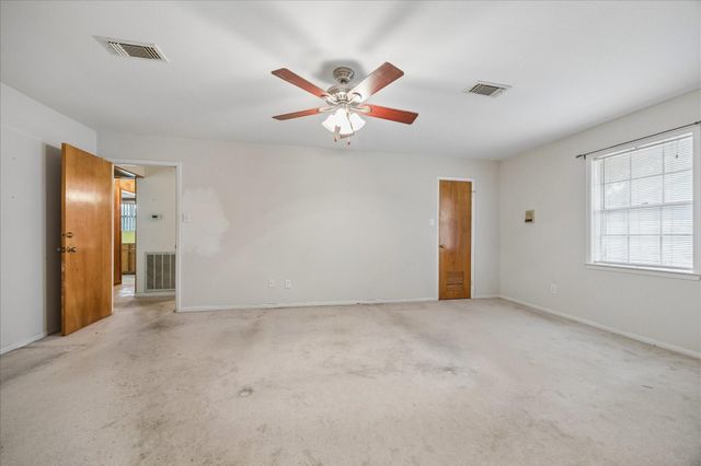 208 Briarwood Drive, Bellville, TX 77418