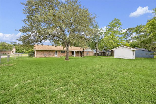 208 Briarwood Drive, Bellville, TX 77418