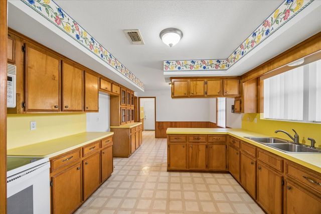 208 Briarwood Drive, Bellville, TX 77418