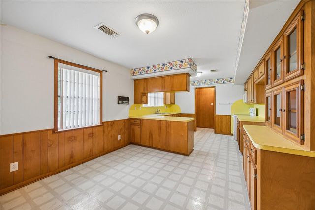 208 Briarwood Drive, Bellville, TX 77418