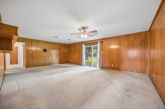 208 Briarwood Drive, Bellville, TX 77418