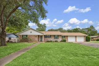 208 Briarwood Drive, Bellville, TX 77418
