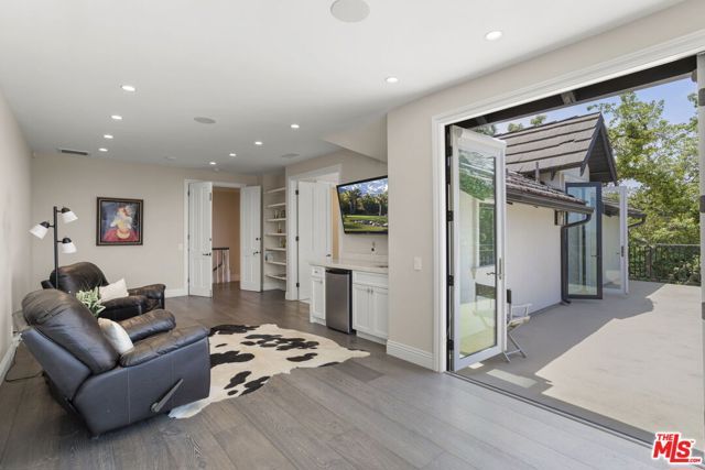 15515 Collina Strada, Los Angeles, CA 90077