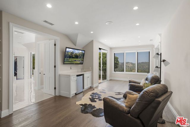 15515 Collina Strada, Los Angeles, CA 90077