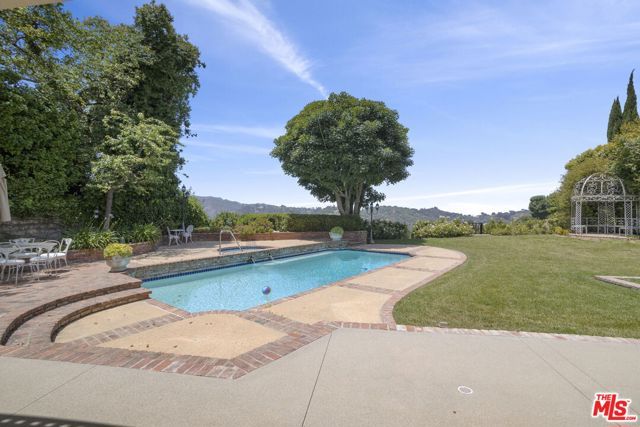 15515 Collina Strada, Los Angeles, CA 90077