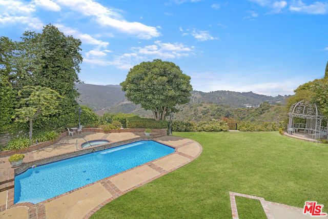 15515 Collina Strada, Los Angeles, CA 90077