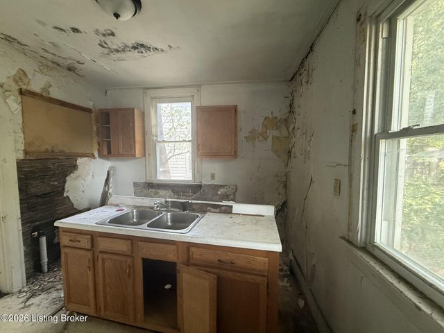 835 S 41st St, Louisville, KY 40211