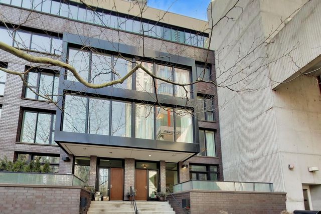 208 N Park Drive, Chicago, IL 60601