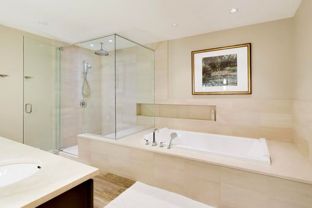 208 N Park Drive, Chicago, IL 60601