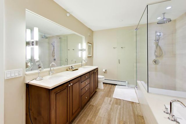 208 N Park Drive, Chicago, IL 60601