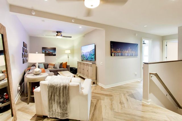 208 N Park Drive, Chicago, IL 60601