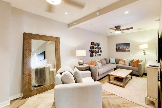 208 N Park Drive, Chicago, IL 60601