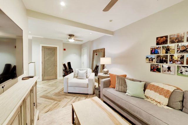 208 N Park Drive, Chicago, IL 60601