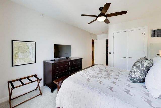 208 N Park Drive, Chicago, IL 60601