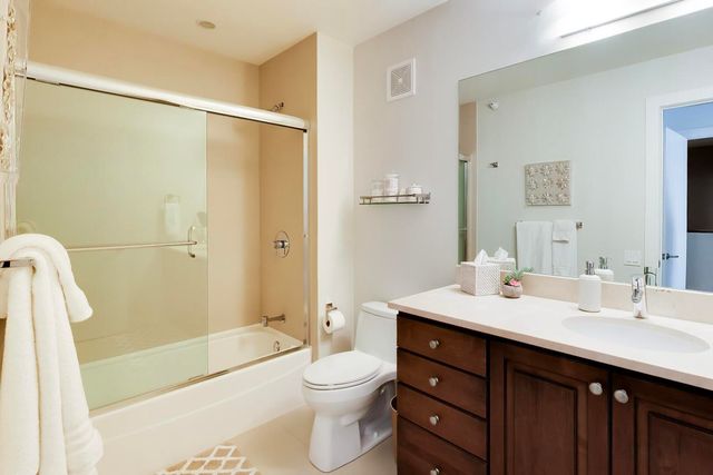 208 N Park Drive, Chicago, IL 60601