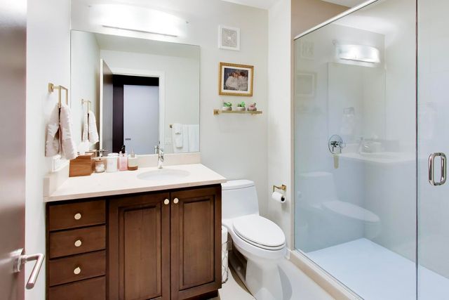 208 N Park Drive, Chicago, IL 60601