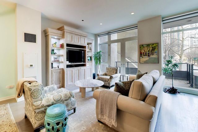 208 N Park Drive, Chicago, IL 60601