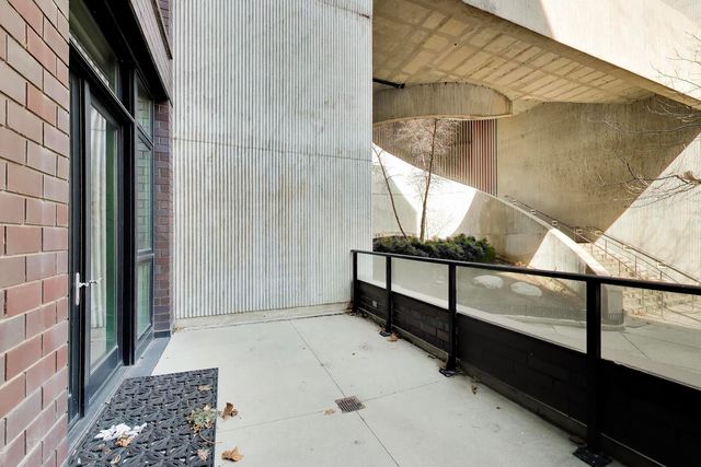 208 N Park Drive, Chicago, IL 60601