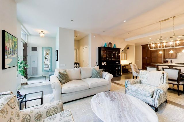 208 N Park Drive, Chicago, IL 60601