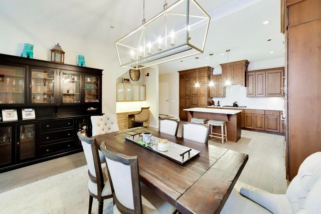 208 N Park Drive, Chicago, IL 60601