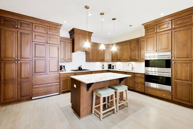 208 N Park Drive, Chicago, IL 60601