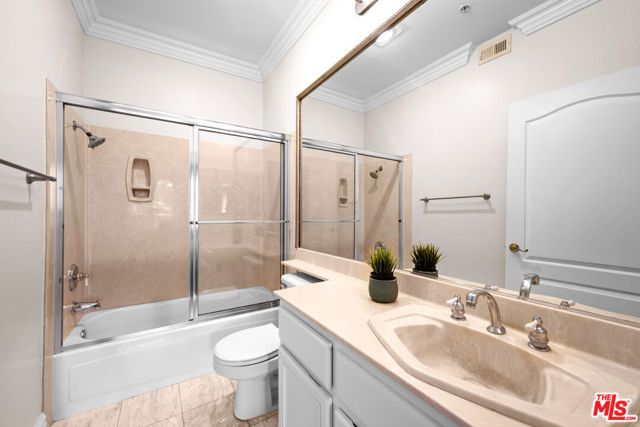 7218 Hillside Avenue 202, Los Angeles, CA 90046