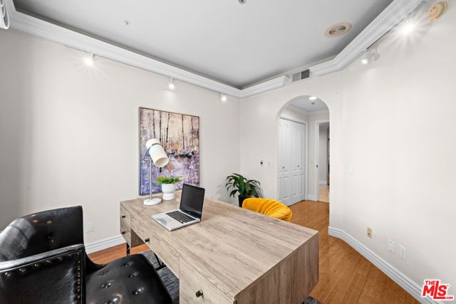 7218 Hillside Avenue 202, Los Angeles, CA 90046