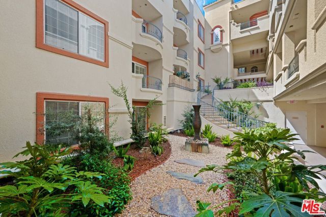 7218 Hillside Avenue 202, Los Angeles, CA 90046
