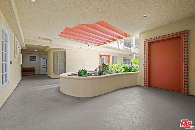 7218 Hillside Avenue 202, Los Angeles, CA 90046