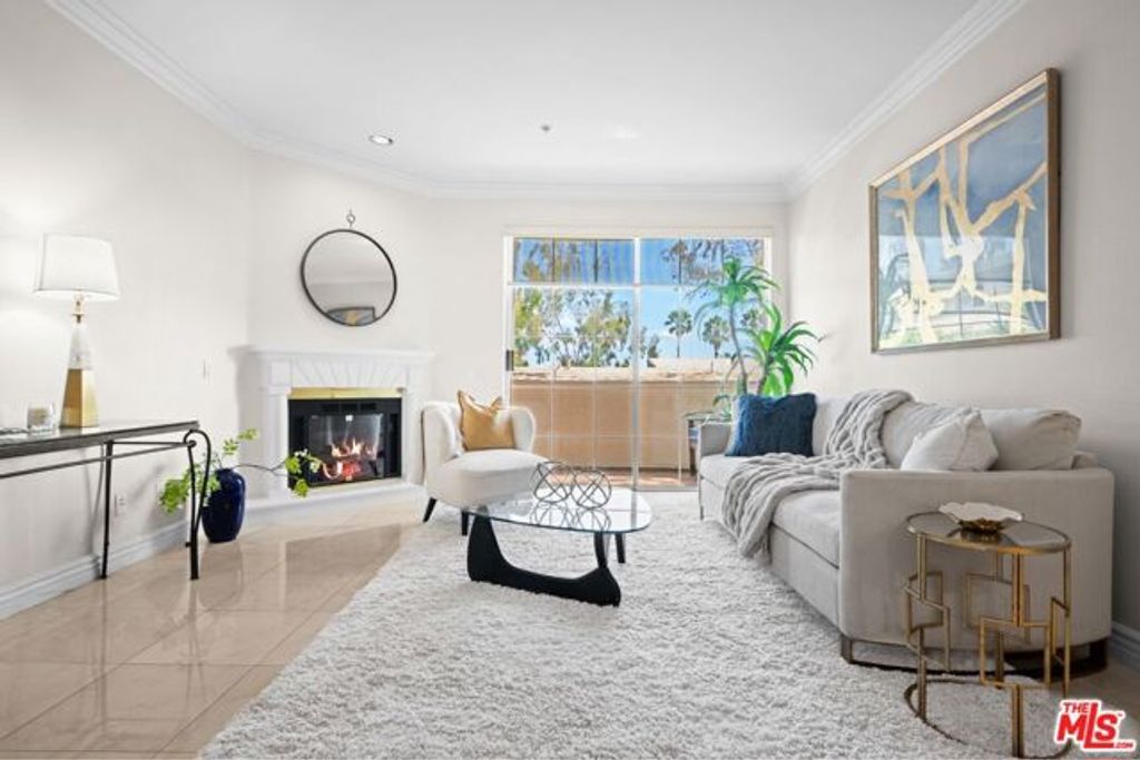 7218 Hillside Avenue 202, Los Angeles, CA 90046
