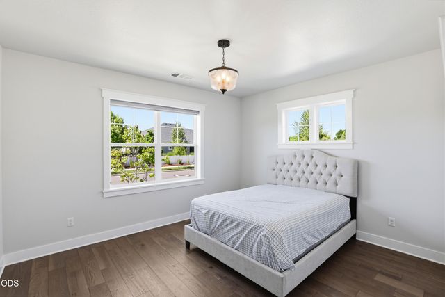 409 Sand Pointe Drive, Central Point, OR 97502