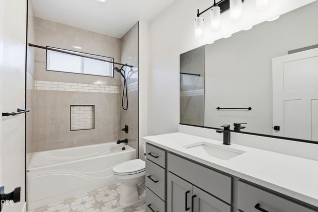 409 Sand Pointe Drive, Central Point, OR 97502