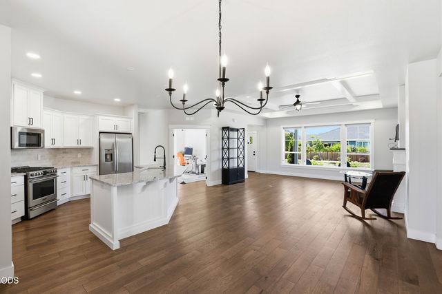 409 Sand Pointe Drive, Central Point, OR 97502