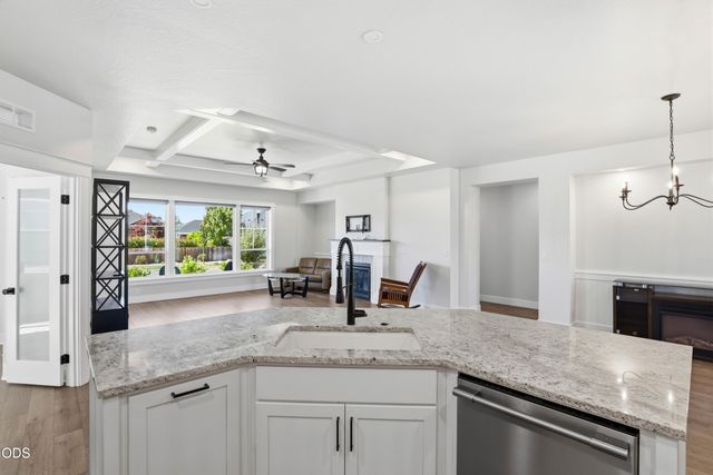 409 Sand Pointe Drive, Central Point, OR 97502