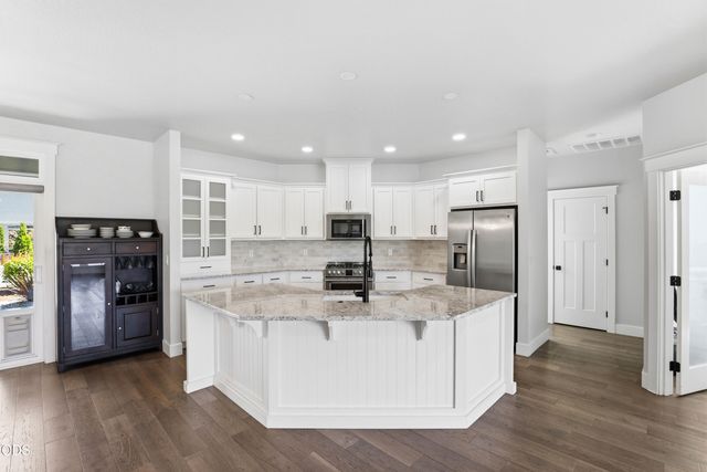 409 Sand Pointe Drive, Central Point, OR 97502