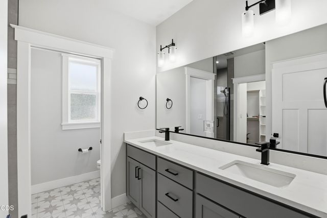 409 Sand Pointe Drive, Central Point, OR 97502