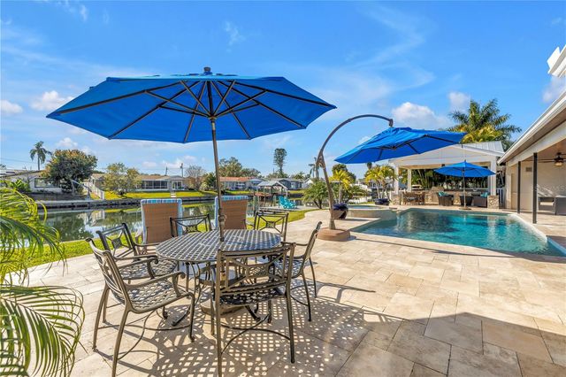 5166 HORSESHOE PLACE NE, St Petersburg, FL 33703