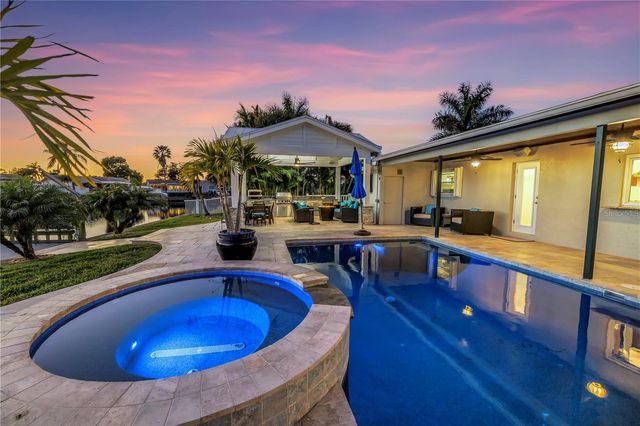 5166 HORSESHOE PLACE NE, St Petersburg, FL 33703