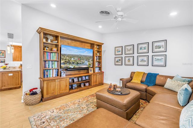 5166 HORSESHOE PLACE NE, St Petersburg, FL 33703