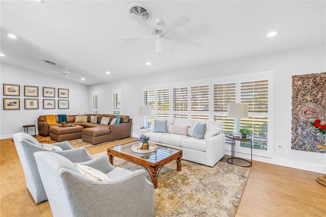 5166 HORSESHOE PLACE NE, St Petersburg, FL 33703