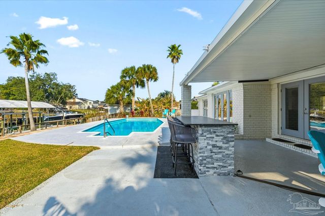 961 Aquamarine Dr, Gulf Breeze, FL 32563