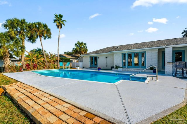 961 Aquamarine Dr, Gulf Breeze, FL 32563