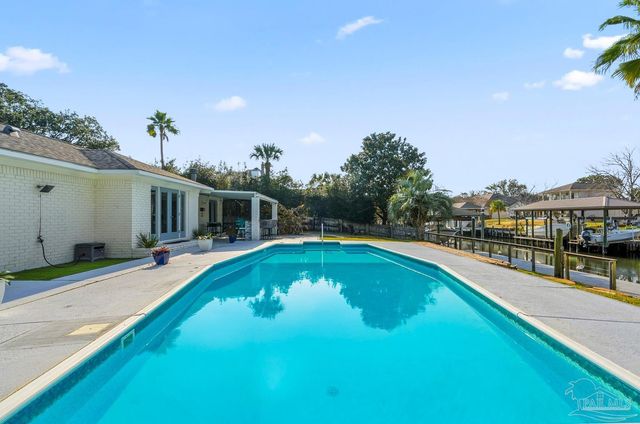 961 Aquamarine Dr, Gulf Breeze, FL 32563