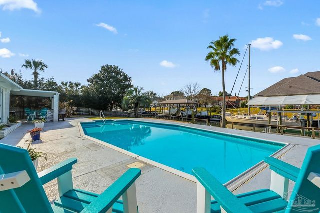 961 Aquamarine Dr, Gulf Breeze, FL 32563