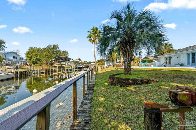 961 Aquamarine Dr, Gulf Breeze, FL 32563